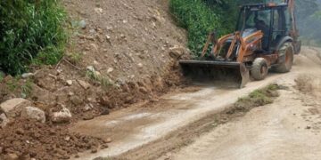 Realizan mantenimiento en las vías de La Vega Abajo y Niquitao 
