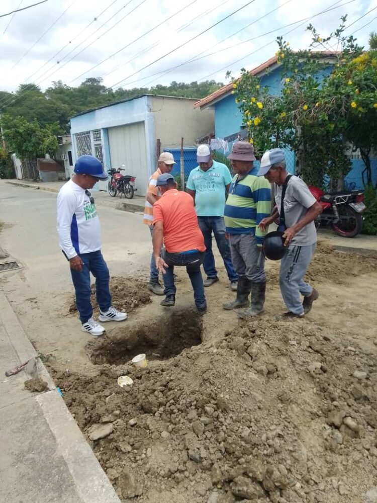  El equipo de trabajo encargado de tapar las fugas de agua en plena labor.