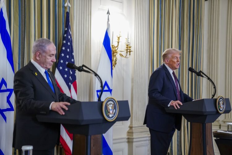 El presidente de Estados Unidos, Donald Trump (i), y el primer ministro israelí, Benjamin Netanyahu (d), participan en una conferencia de prensa conjunta en el Comedor de Estado de la Casa Blanca en Washington, DC, EE.UU. EFE/WILL OLIVER