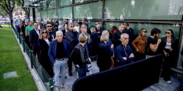 Milán da el último adiós al «rey» de la moda, Giorgio Armani