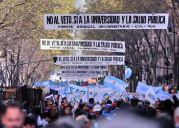 Decenas de miles celebran el freno del Congreso al ajuste de Milei sobre salud y educación