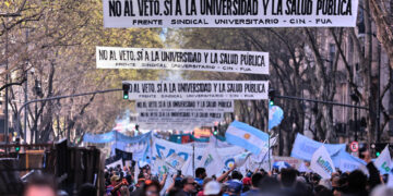 Decenas de miles celebran el freno del Congreso al ajuste de Milei sobre salud y educación