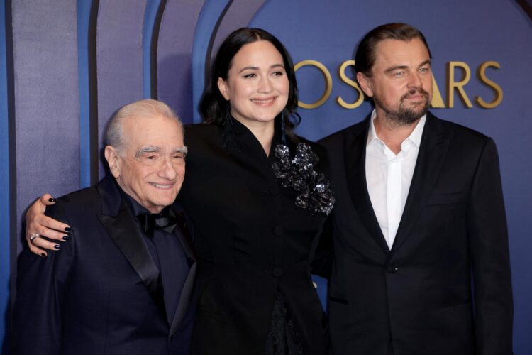 Fotografía de archivo, tomada en enero de 2024, en la que aparecen el cineasta estadounidense Martin Scorsese (i) y los actores estadounidenses Lily Gladstone (c) y Leonardo DiCaprio, en Los Ángeles (CA, EE.UU.). EFE/David Swanson