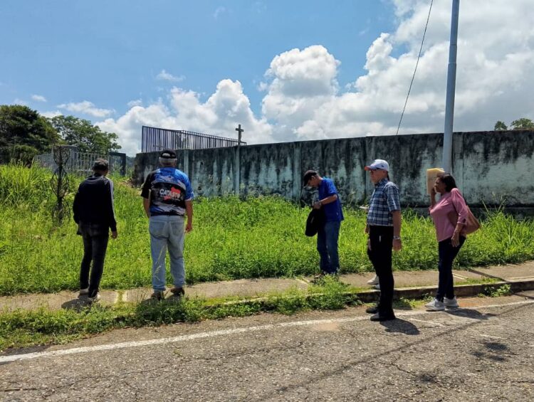 Los concejales observando la barda del Cementerio de Betijoque que casi ha colapsado en su totalidad.
