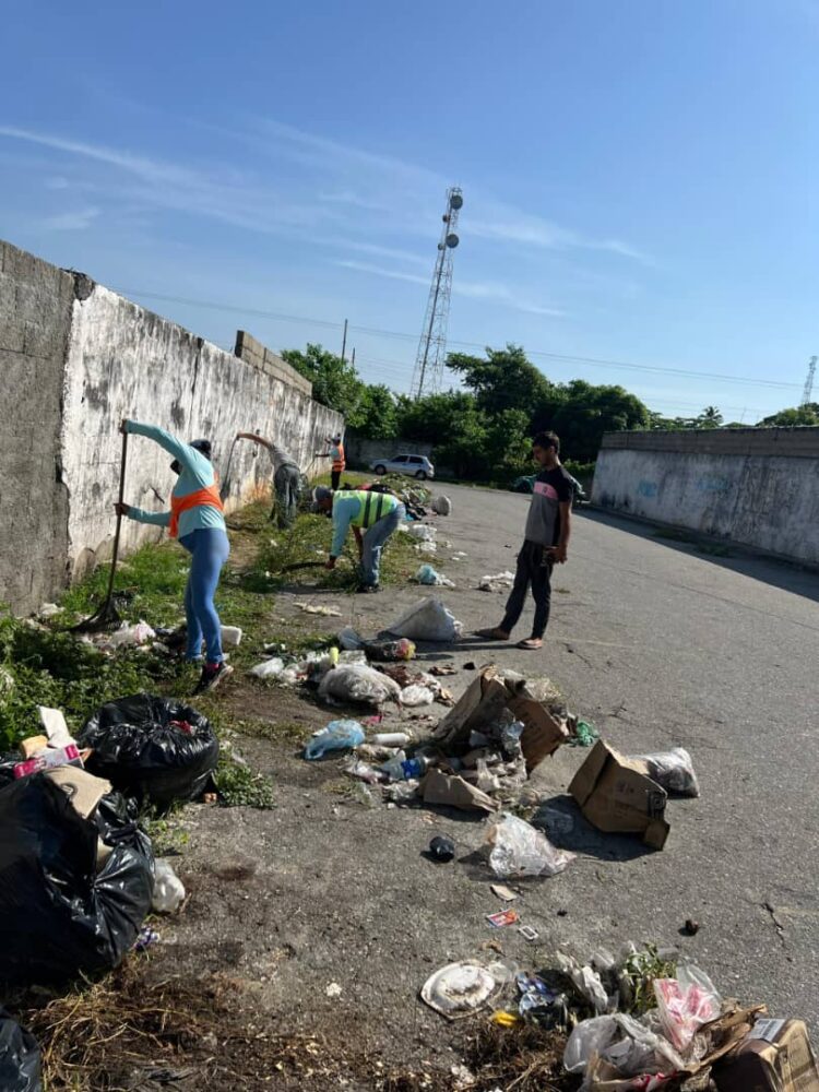 Escombros en pleno centro de Sabana de Mendoza fueron retirados por personal del operativo implementado.