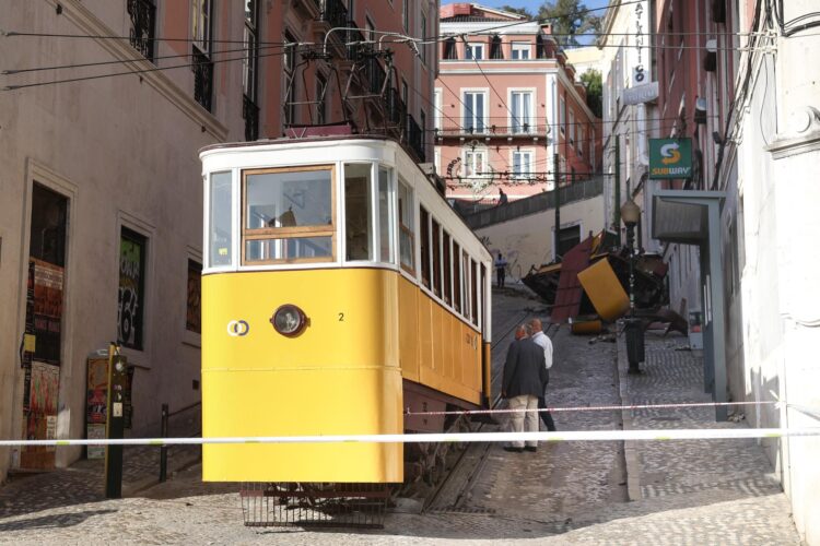 Técnicos trabajan en el lugar del accidente del funicular de Gloria, en Lisboa. EFE/EPA/TIAGO PETINGA