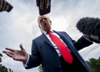 Trump demanda al The New York Times, cuatro reporteros y una editorial por 15.000 millones de dólares