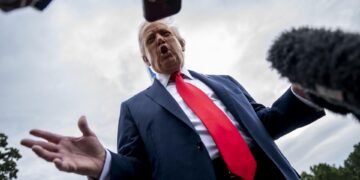 Trump demanda al The New York Times, cuatro reporteros y una editorial por 15.000 millones de dólares