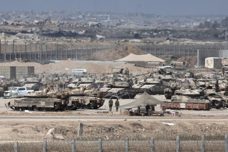 Soldados israelíes con vehículos militares se reúnen en una posición cerca de la valla fronteriza con la Franja de Gaza, tal como se ve desde el lado israelí de la frontera, en el sur de Israel, el 2 de septiembre de 2025. El ejército israelí dijo que está intensificando los preparativos logísticos y operativos de cara a operaciones de combate ampliadas y una movilización a gran escala de reservistas. EFE/EPA/ABIR SULTAN