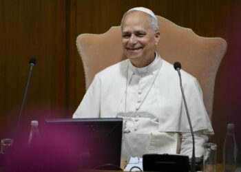León XIV dice a los obispos que los abusos en la Iglesia «no pueden meterse en un cajón»