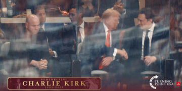 Donald Trump y Elon Musk se reencuentran y se dan la mano en el funeral de Charlie Kirk