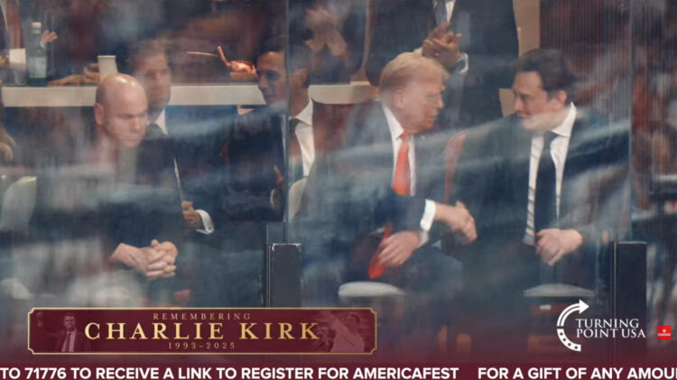 Captura de pantalla tomada de Turning Point Usa en la que aparece el presidente de Estados Unidos, Donald Trump (c), estrechando la mano de Elon Musk este domingo, en Glendale (Estados Unidos). EFE/ Turning Point Usa