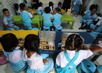 Indonesia mantendrá el programa escolar de comida gratuita pese a 6.000 intoxicaciones