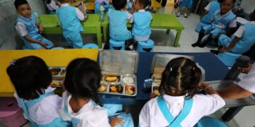 Indonesia mantendrá el programa escolar de comida gratuita pese a 6.000 intoxicaciones