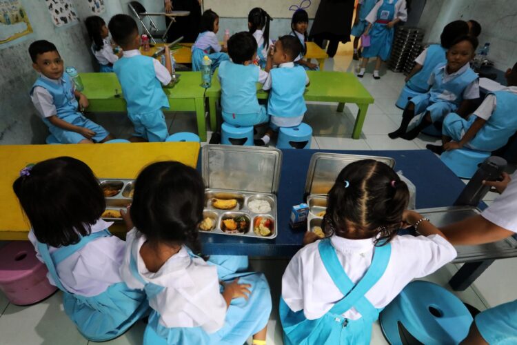 KEUTAPANG (Indonesia), 29/09/2025.- Alumnos de una escuela de Keutapang, Aceh Besar, Indonesia, comen alimentos gratuitos como beneficiarios de un programa gubernamental que continúa a pesar de los cerca de 6.000 casos de intoxicación alimentaria reportados por la Agencia Nacional de Nutrición. EFE/EPA/HOTLI SIMANJUNTAK