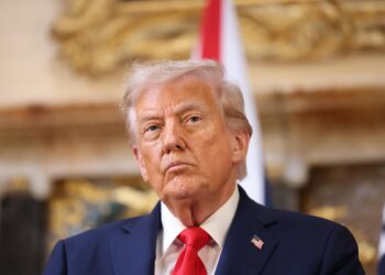 Trump amenaza con quitarle los permisos de emisión a los canales que le critiquen