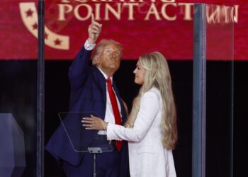 Trump honra a Charlie Kirk calificándolo como uno de «los más grandes patriotas» de EE.UU.