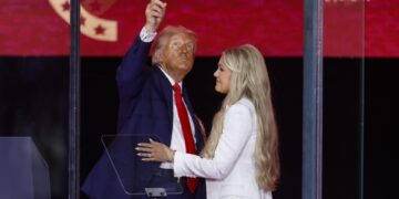 Trump honra a Charlie Kirk calificándolo como uno de «los más grandes patriotas» de EE.UU.