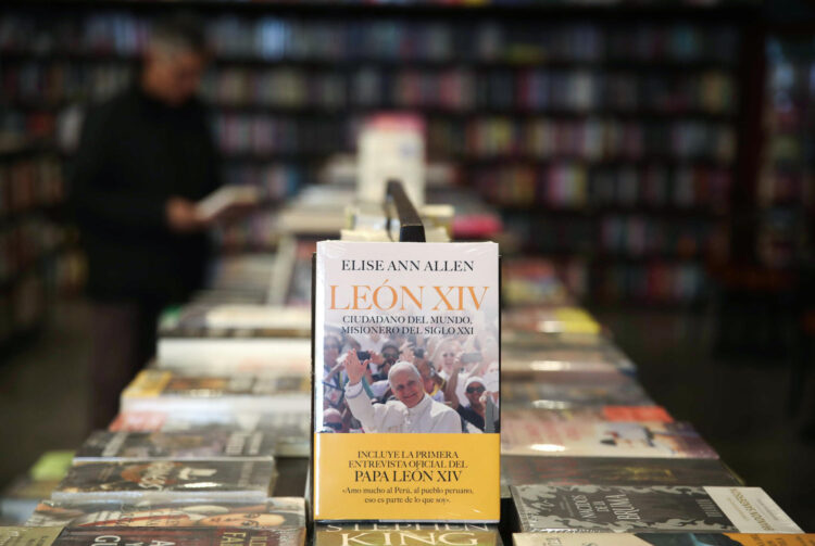 Fotografía en la que se observa el libro 'León XIV. Ciudadano del mundo, misionero del siglo XXI' este 18 de septiembre de 2025, en Lima (Perú).EFE/ Paolo Aguilar