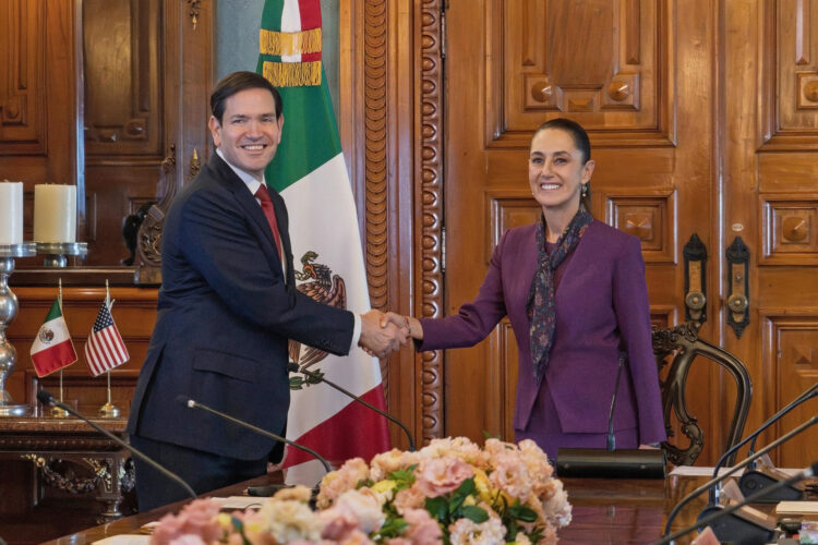 Fotografía cedida por la Presidencia de México, de su mandataria, Claudia Sheinbaum (d), saludando al secretario de Estado de Estados Unidos, Marco Rubio, durante una reunión este miércoles, en Ciudad de México (México). EFE/ Presidencia de México /