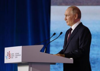 Putin sólo negociará con Zelenski en Moscú y descarta tropas de paz en Ucrania