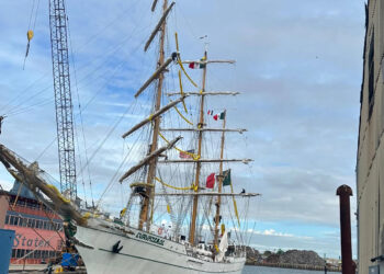 El buque mexicano Cuauhtémoc reanuda sus operaciones tras chocar con el puente de Brooklyn