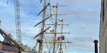 El buque mexicano Cuauhtémoc reanuda sus operaciones tras chocar con el puente de Brooklyn