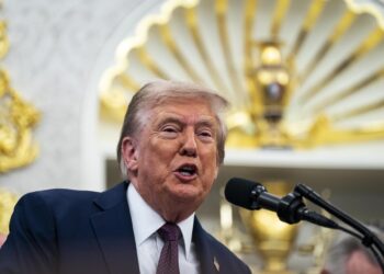 Tribunal dictamina que Trump no puede usar la Ley de Enemigos Extranjeros en deportaciones