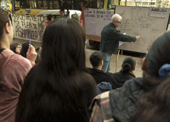 Universidades públicas marchan contra veto de Milei a ley que amplía fondos para educación