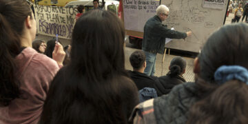 Universidades públicas marchan contra veto de Milei a ley que amplía fondos para educación