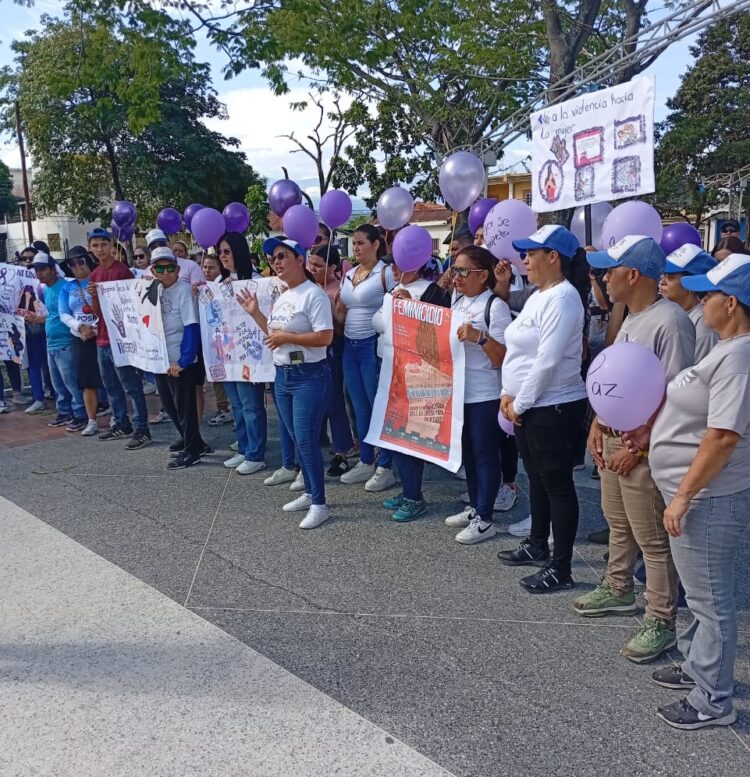 Masiva asistencia de rechazo al feminicidio en la marcha a favor de la mujer en Sabana de Mendoza.
