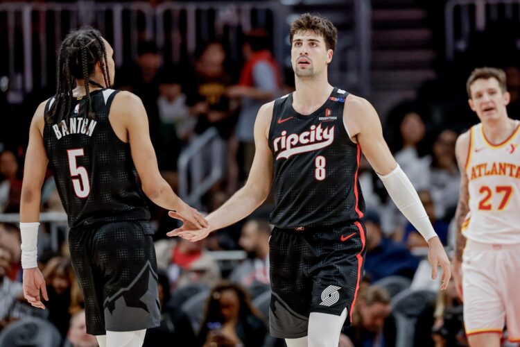 Los jugadores de los Portland Trail Blazers Deni Avdija (dch) y Dalano Banton durante un partido de el pasado 1 de abril. EFE/EPA/ERIK S. LESSER SHUTTERSTOCK OUT