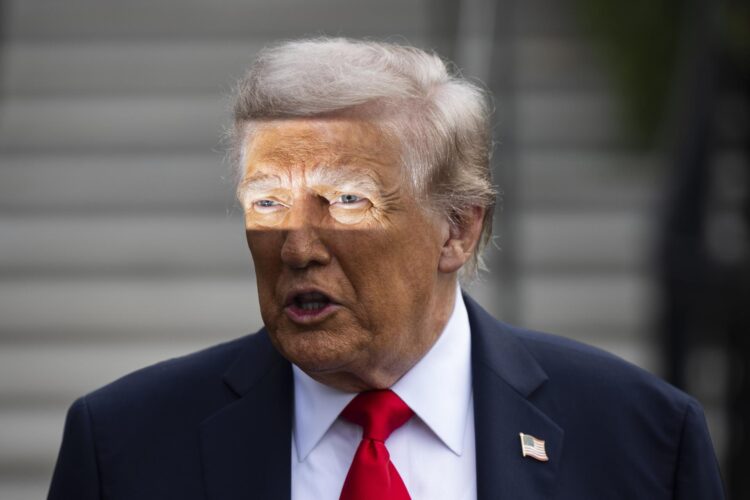 El presidente estadounidense, Donald Trump, habla con la prensa al salir de la Casa Blanca para una visita de Estado de tres días al Reino Unido en Washington, D.C. EFE/ Jim Lo Scalzo
