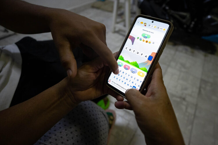 Una persona usa la aplicación 'Venezolario' en un celular este 10 de septiembre de 2025, en Caracas (Venezuela). EFE/ Ronald Peña R