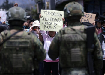 Un fallecido, 12 militares heridos, «represión» y «emboscadas» en protestas de Ecuador