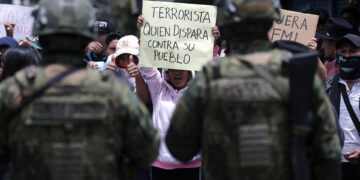 Un fallecido, 12 militares heridos, «represión» y «emboscadas» en protestas de Ecuador