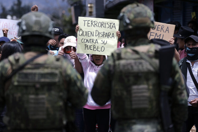 Personas se manifiestan a las afueras del Coliseo de Otavalo este 24 de septiembre de 2025, durante un evento presidencial, en Otavalo (Ecuador). EFE/ Jose Jacome