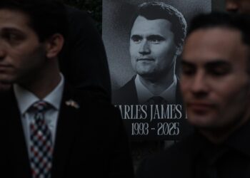 Decenas de personas son despedidas por sus comentarios sobre el asesinato de Charlie Kirk