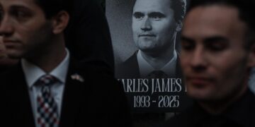 Decenas de personas son despedidas por sus comentarios sobre el asesinato de Charlie Kirk