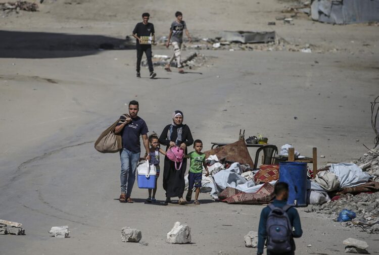 Palestinos desplazados internos huyen hacia otra zona de la ciudad antes de un ataque aéreo israelí en la Ciudad de Gaza, el 6 de septiembre de 2025. EFE/EPA/MOHAMMED SABER