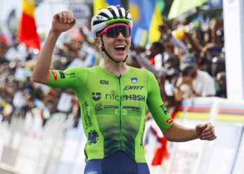 Pogacar revalida su arcoíris con una nueva exhibición; Evenepoel, también brillante, plata