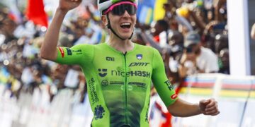 Pogacar revalida su arcoíris con una nueva exhibición; Evenepoel, también brillante, plata