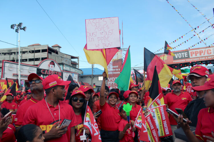 Fotografía del 30 de agosto de 2025 de personas asistiendo al último acto de campaña del Partido Progresista del Pueblo/Cívico (PPP/C), en Lusignan (Guyana). EFE/ Nazima Raghubir
