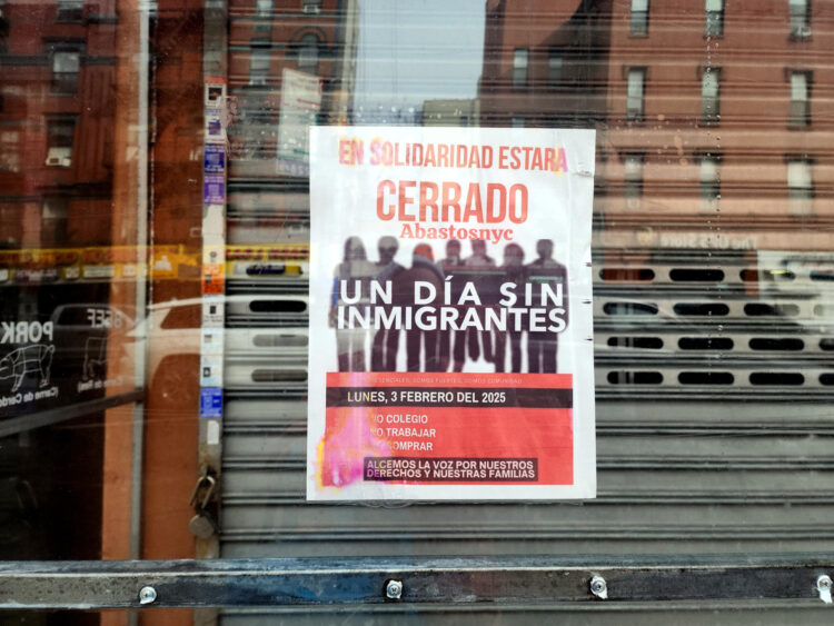 Fotografía de archivo de un anuncio del cierre de un comercio en protesta por el 'Día sin inmigrantes', en un local en Nueva York (EE.UU). EFE/Ruth E. Hernández