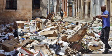 Desesperanza entre apagones, basura y falta de agua: el día a día del centro de La Habana
