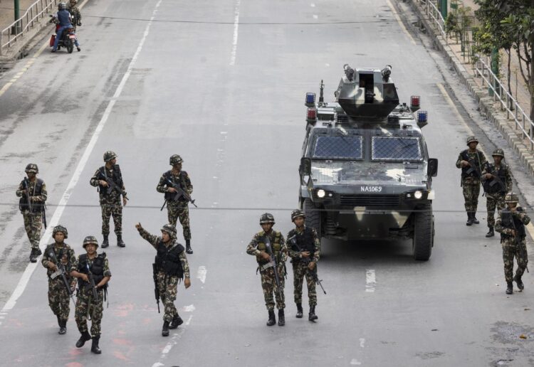 Soldados del Ejército nepalí patrullan una zona en Kathmandu, Nepal, el 11 de septiembre de 2025.
EFE/EPA/NARENDRA SHRESTHA