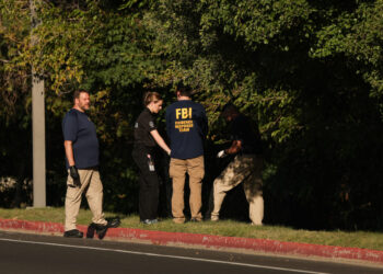 FBI publica dos fotos del sospechoso de asesinar de Charlie Kirk, al que intenta capturar