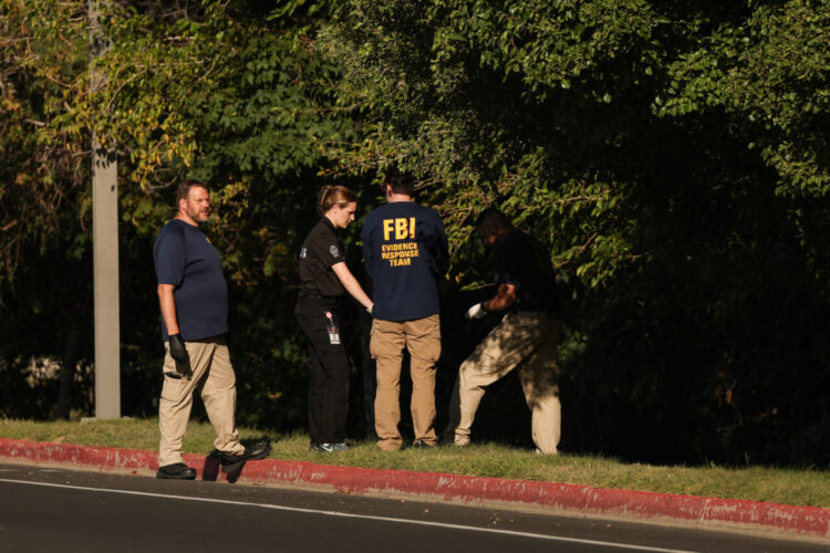 El agente especial del FBI Robert Bowles explicó en la rueda de prensa que el autor de los disparos parece tener edad universitaria | Foto: Patrick T. Fallon / AFP