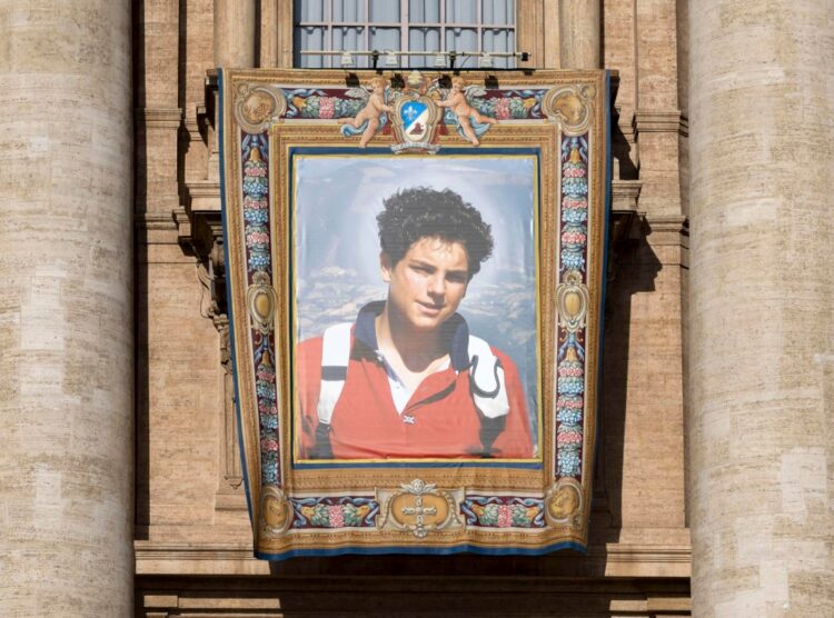El retrato de Carlo Acutis en la Plaza de San Pedro para su canonización, en el Vaticano, el 7 de septiembre de 2025. | Foto: EFE/EPA/MASSIMO PERCOSSI