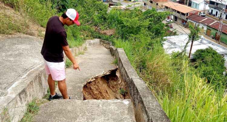 Se observa la profunda falla de borde que requiere ser urgentemente corregida (Fotos Douglas Abreu)